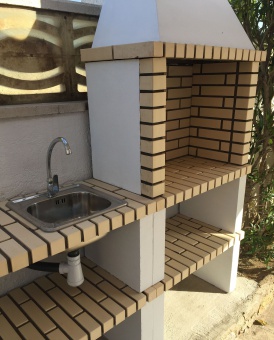 Grill mit integriertem Waschbecken/Rüstplatz